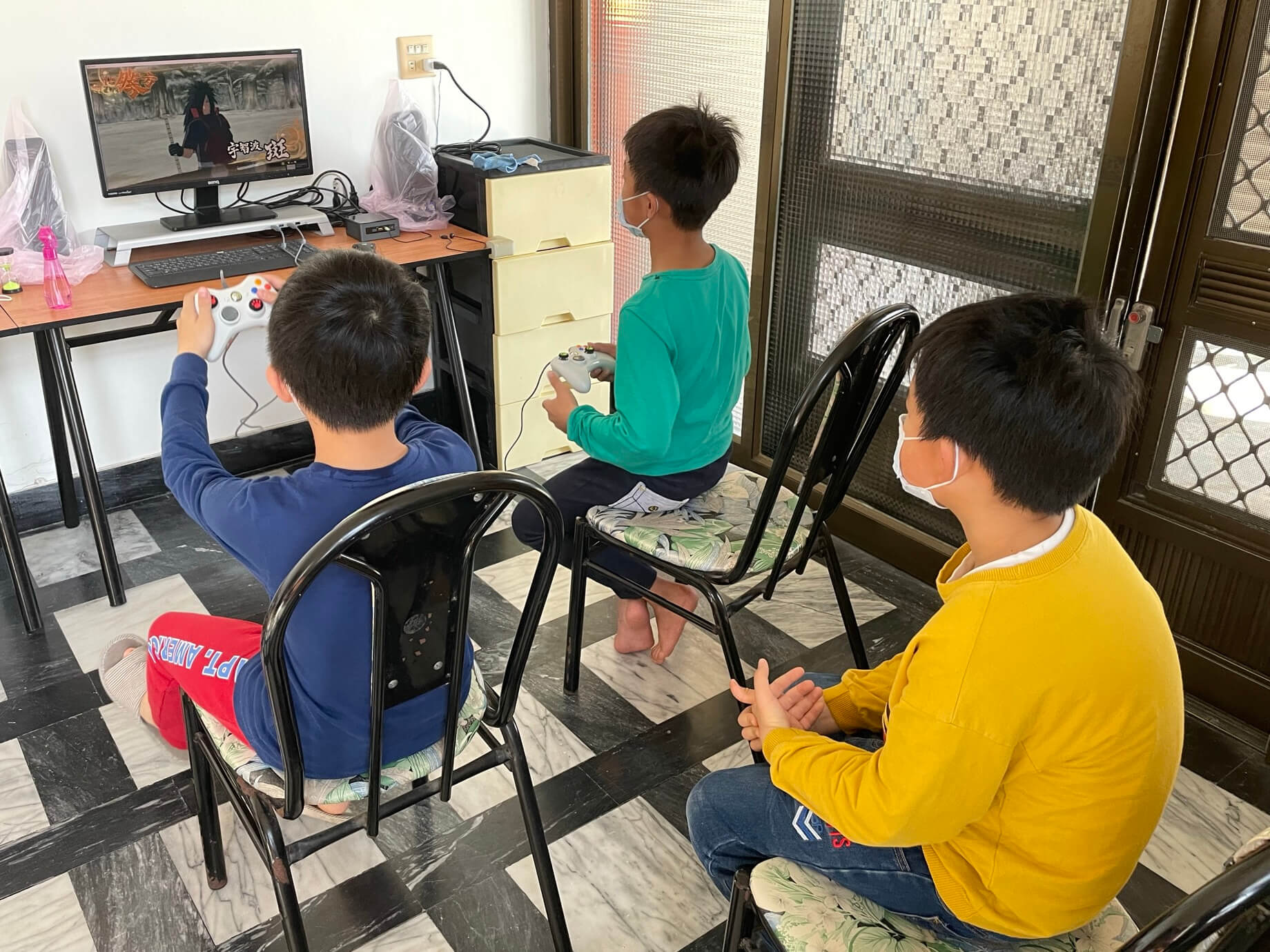 小朋友玩用手把玩 Steam 火影忍者遊戲