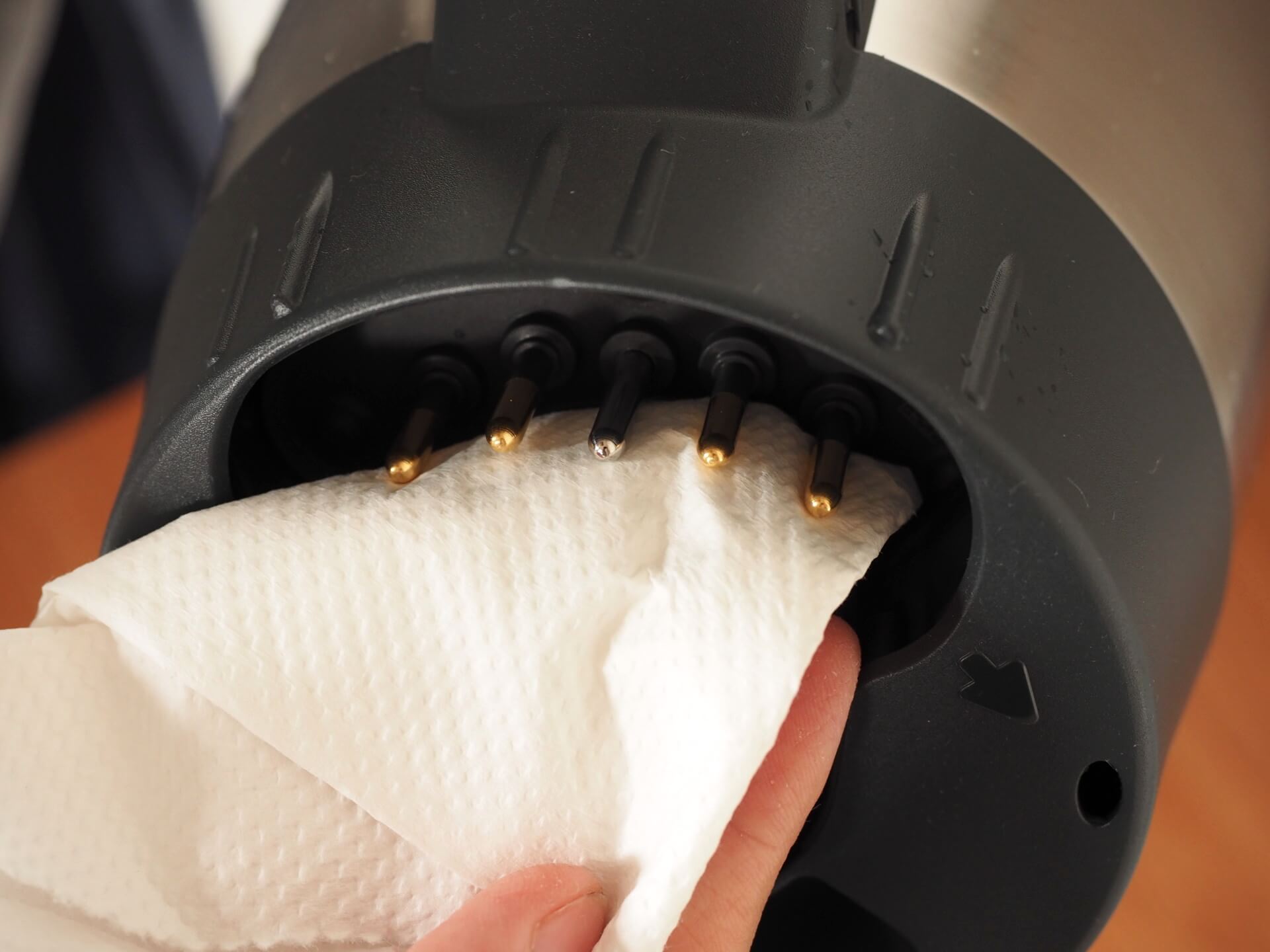 紙巾擦拭主鍋底部