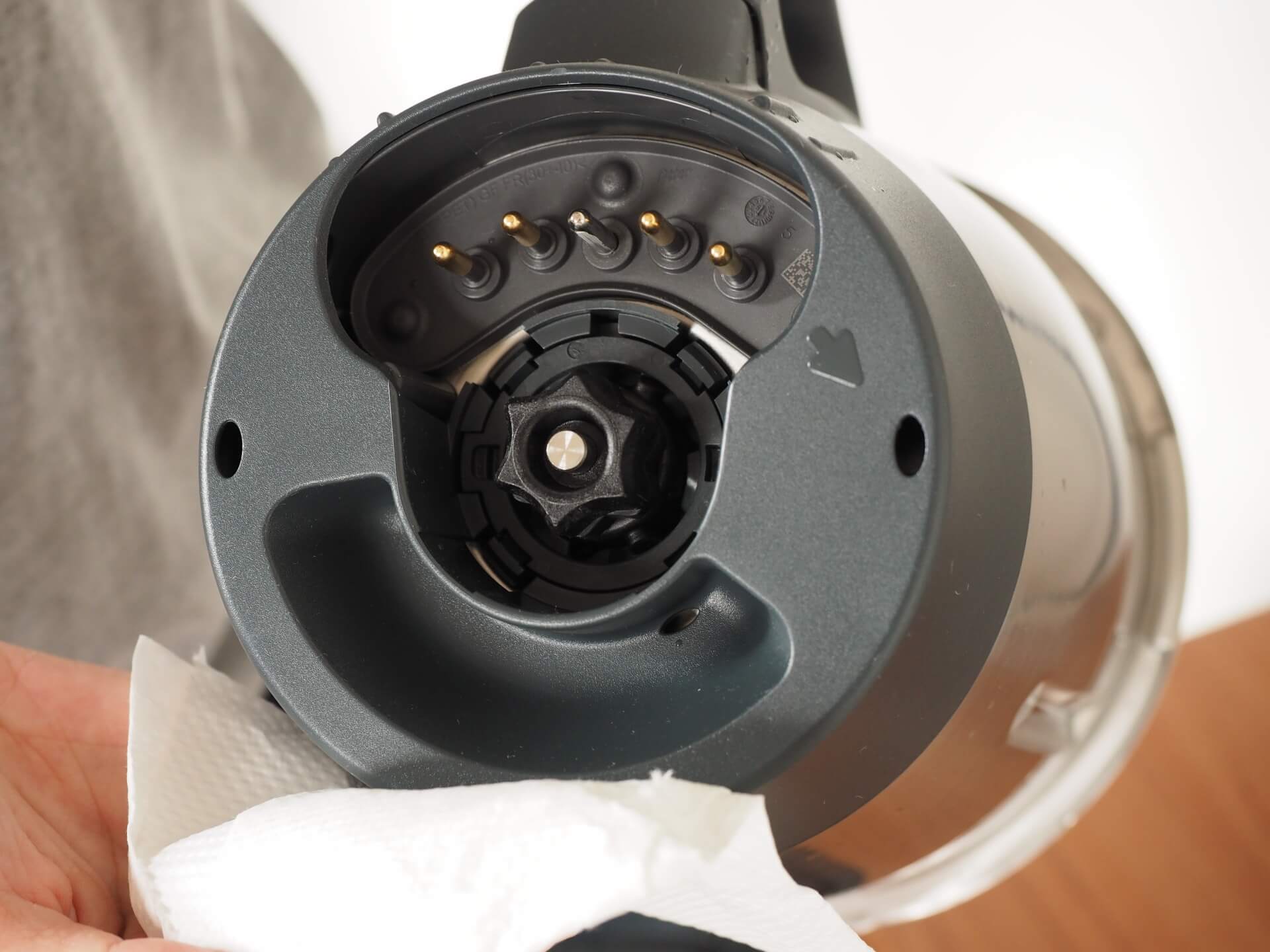 紙巾擦拭主鍋底部