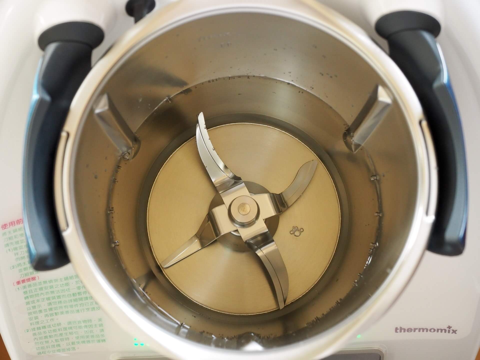 加入 750 公克的水