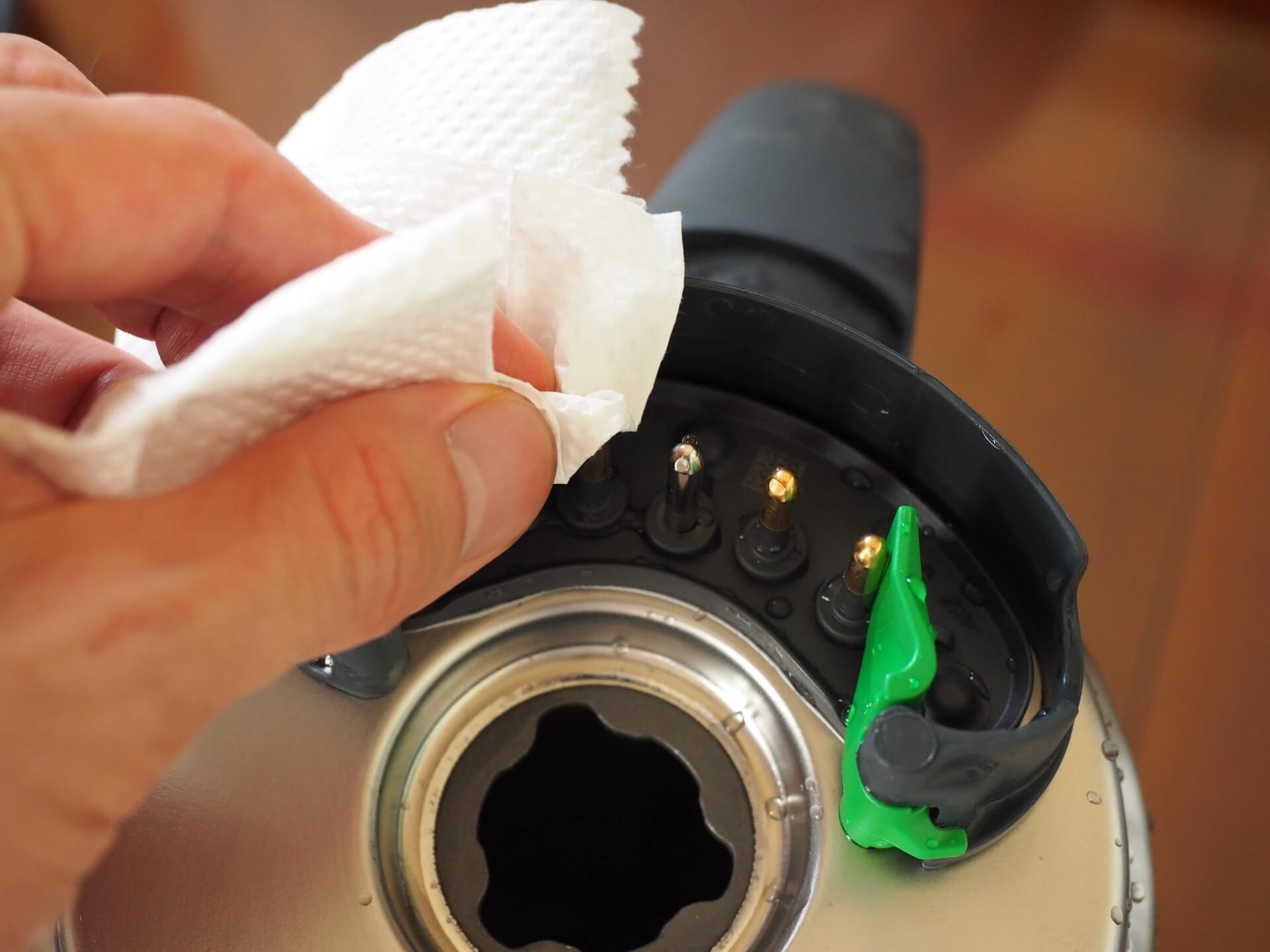 紙巾擦拭主鍋底部