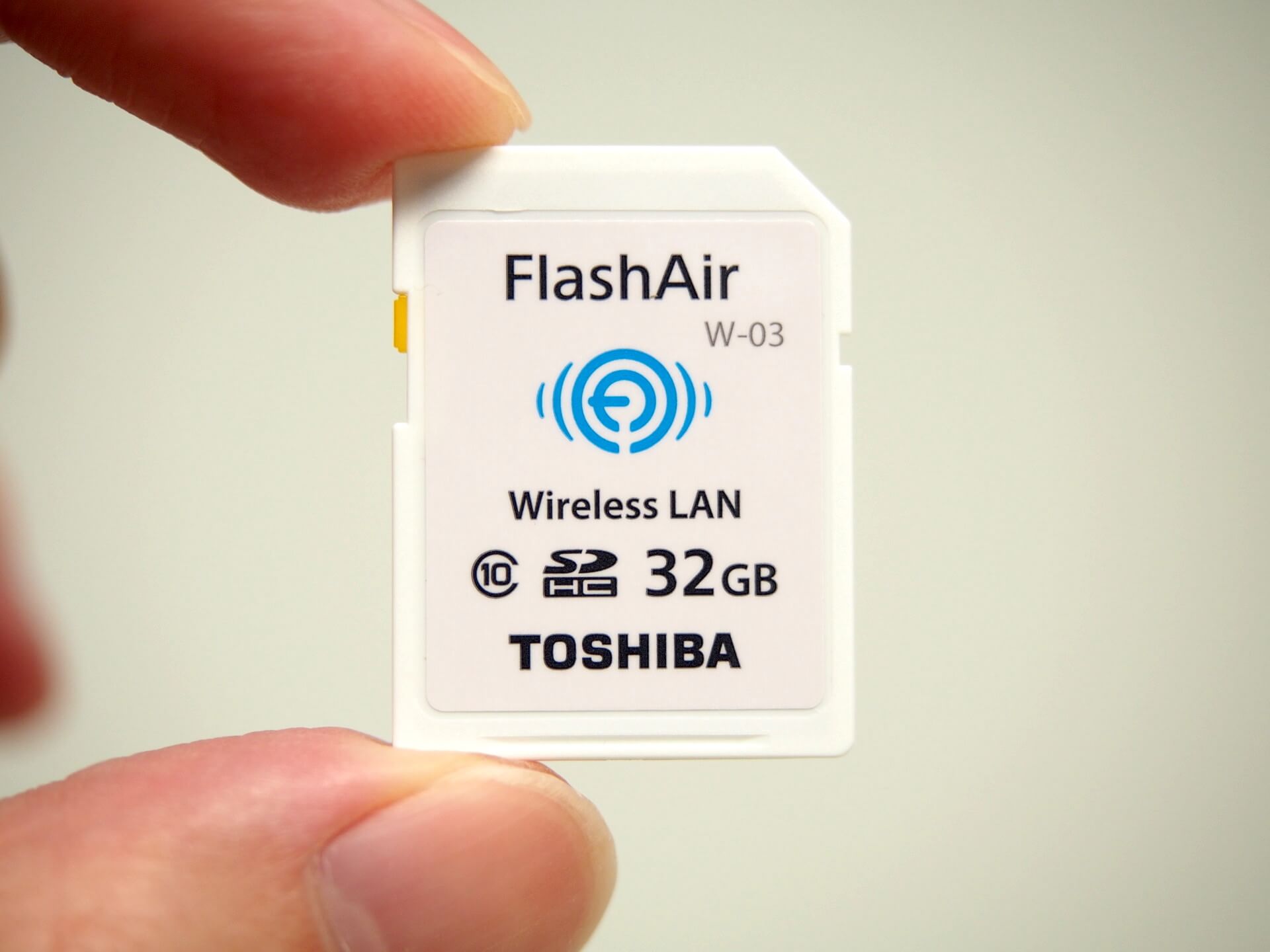Toshiba FlashAir WiFi SDHC 無線記憶卡正面