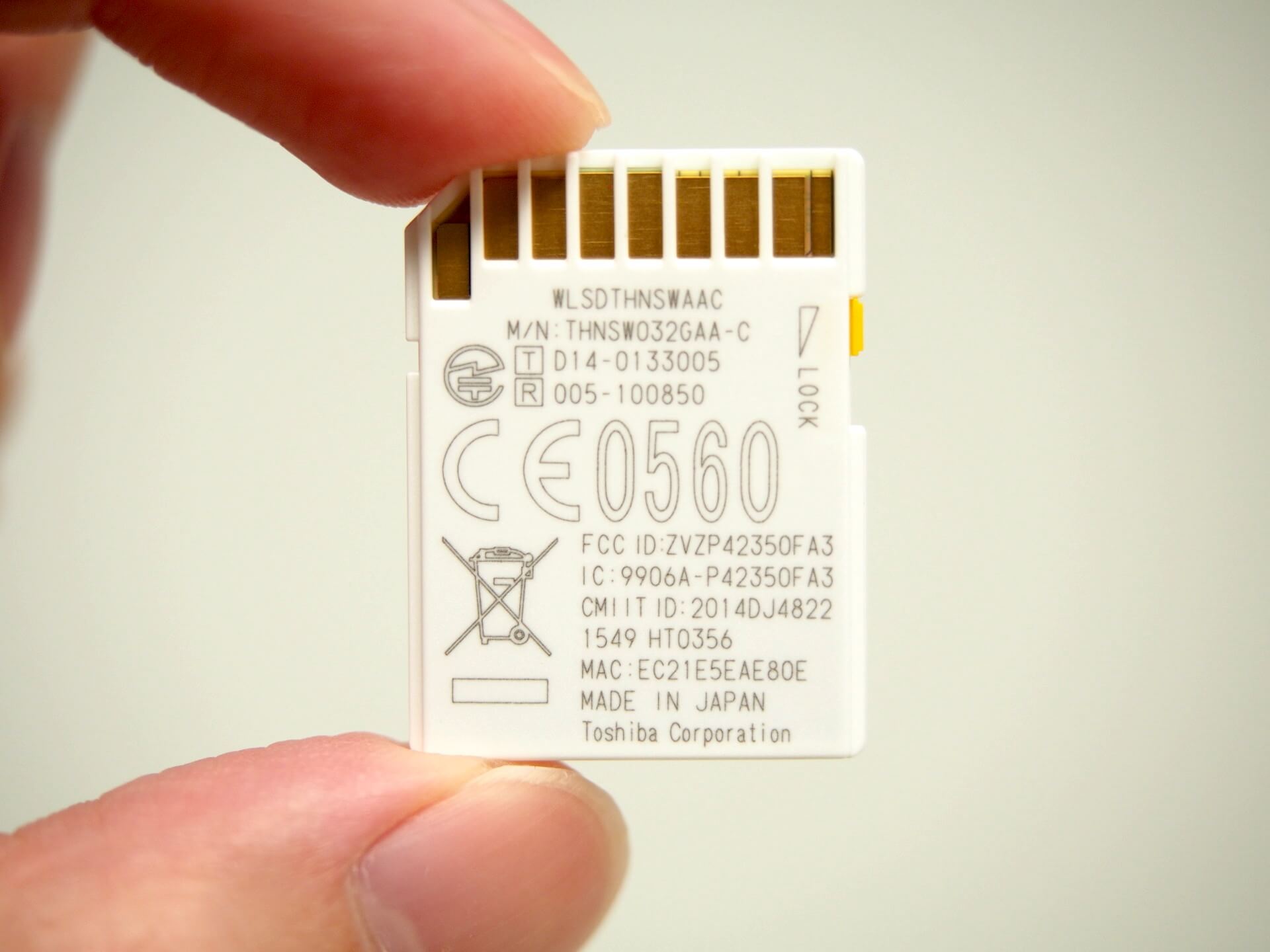 Toshiba FlashAir WiFi SDHC 無線記憶卡背面