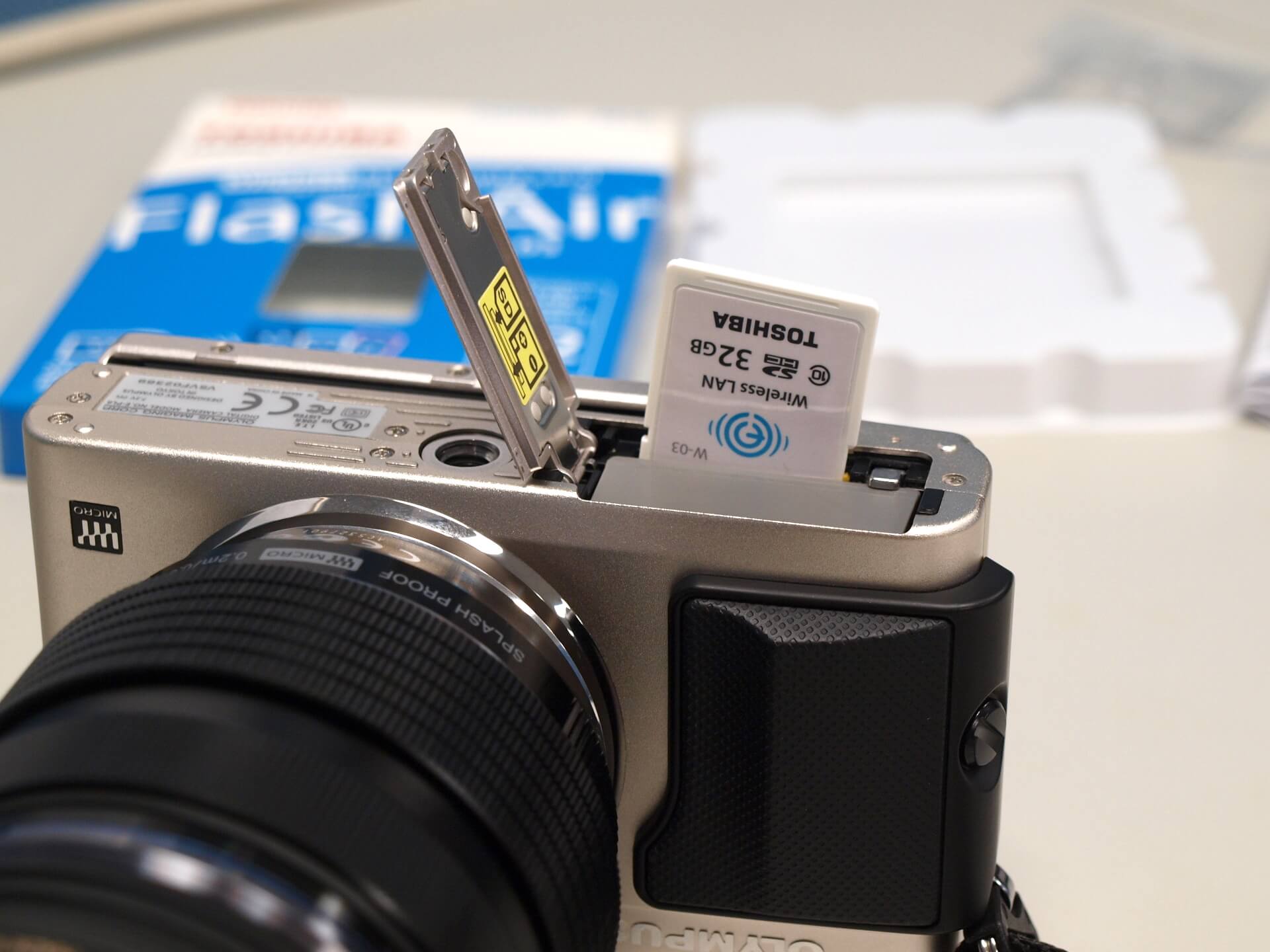 安裝 FlashAir 無線記憶卡