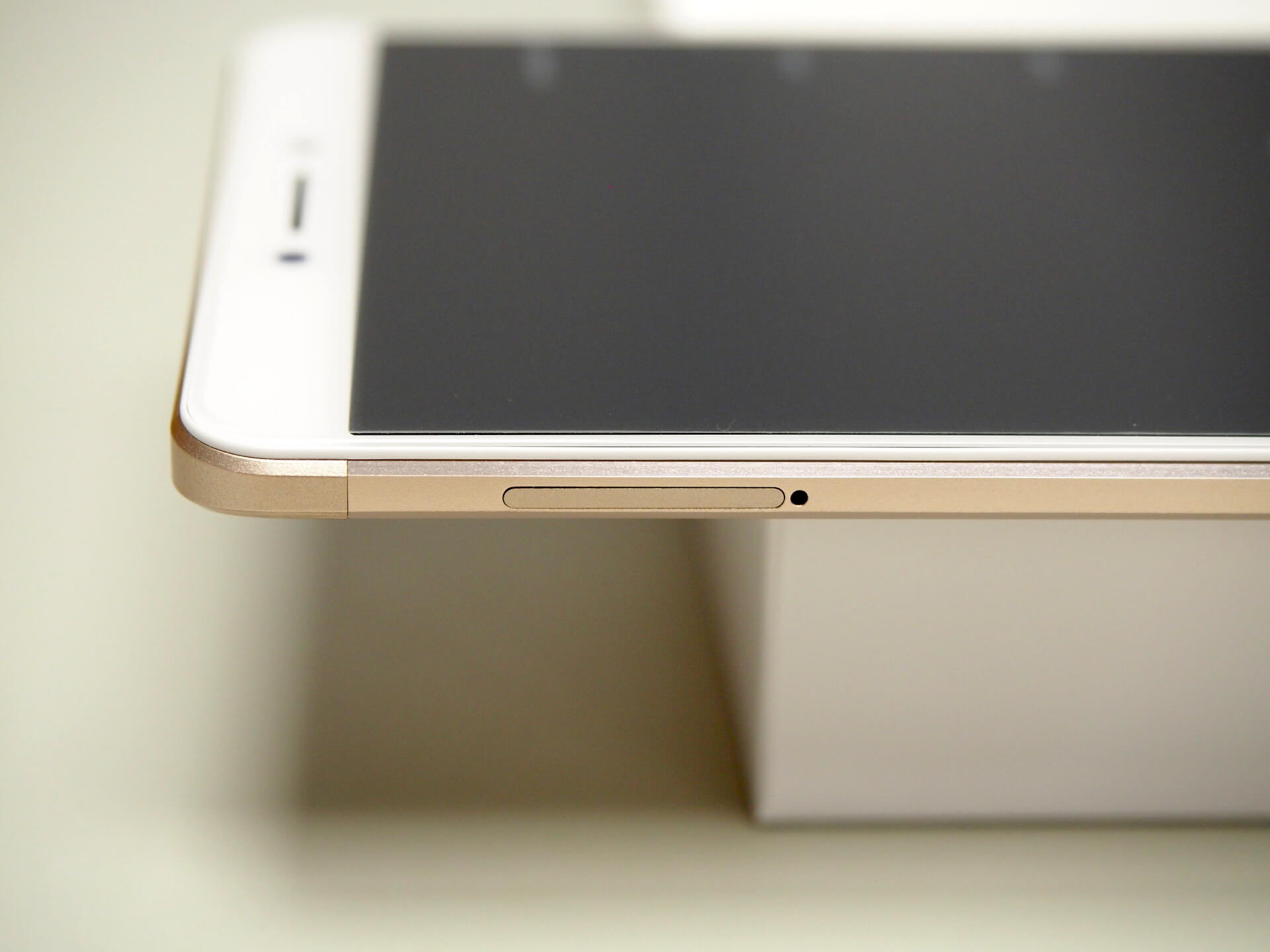 SIM 卡與 MicroSD 卡插槽