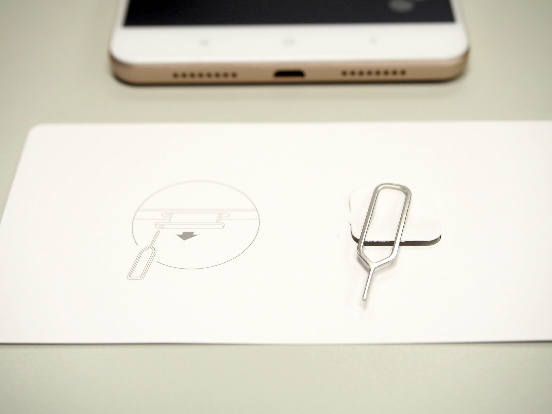 安裝 SIM 卡與 MicroSD 卡的針