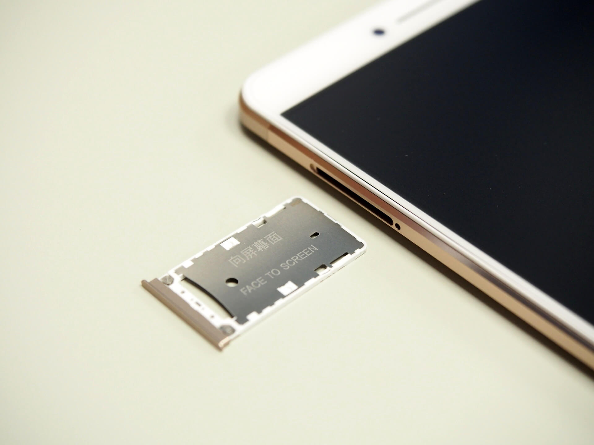 SIM 卡與 MicroSD 卡的卡槽