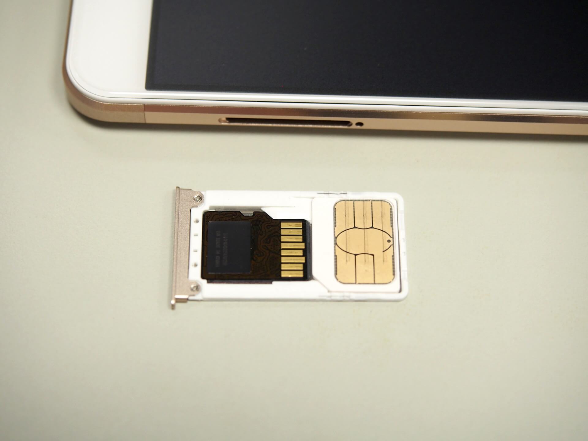 SIM 卡與 MicroSD 卡的卡槽