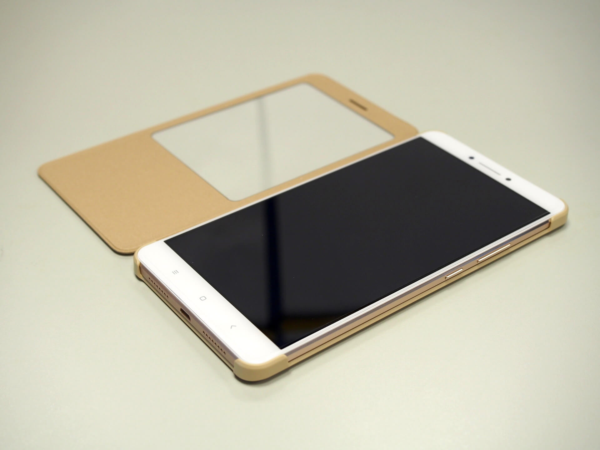 小米 Max 手機與智慧顯示保護套