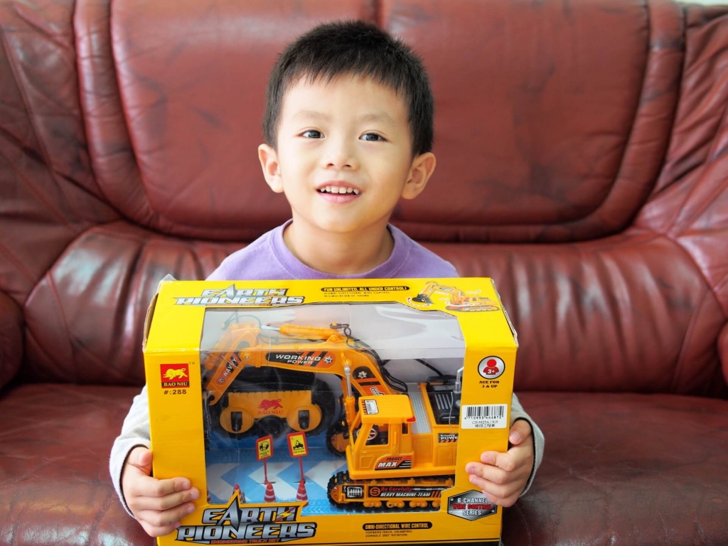 remote-control-backhoe-toy-3