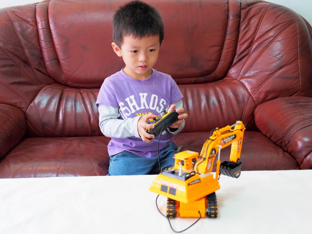 remote-control-backhoe-toy-6