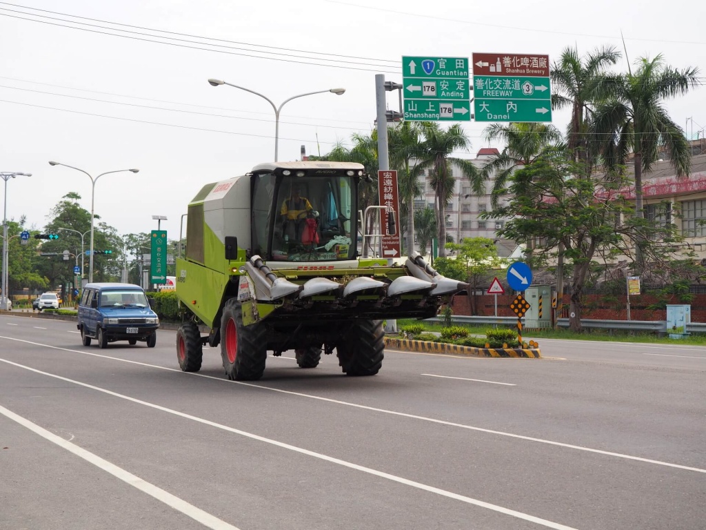claas-harvester-on-the-street-in-tainan-1