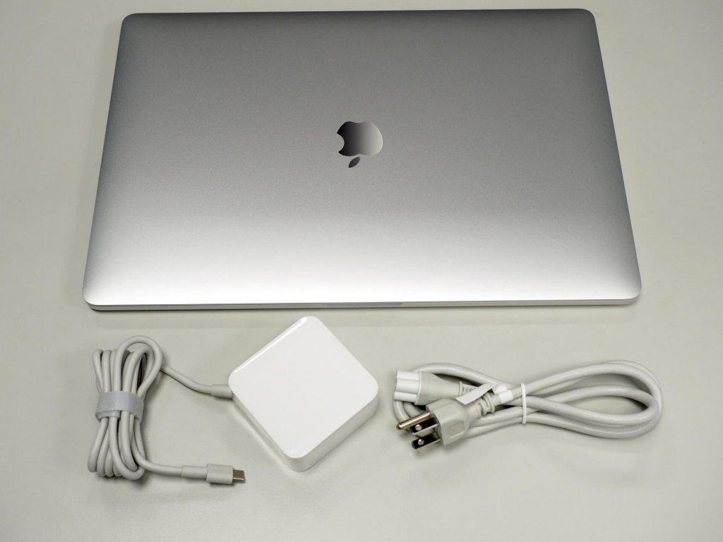 台達 Innergie 65 瓦 USB-C 充電器與 MacBook Pro