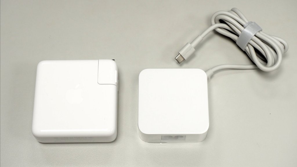 台達 Innergie 65 瓦 USB-C 充電器與 MacBook Pro 原廠變壓器