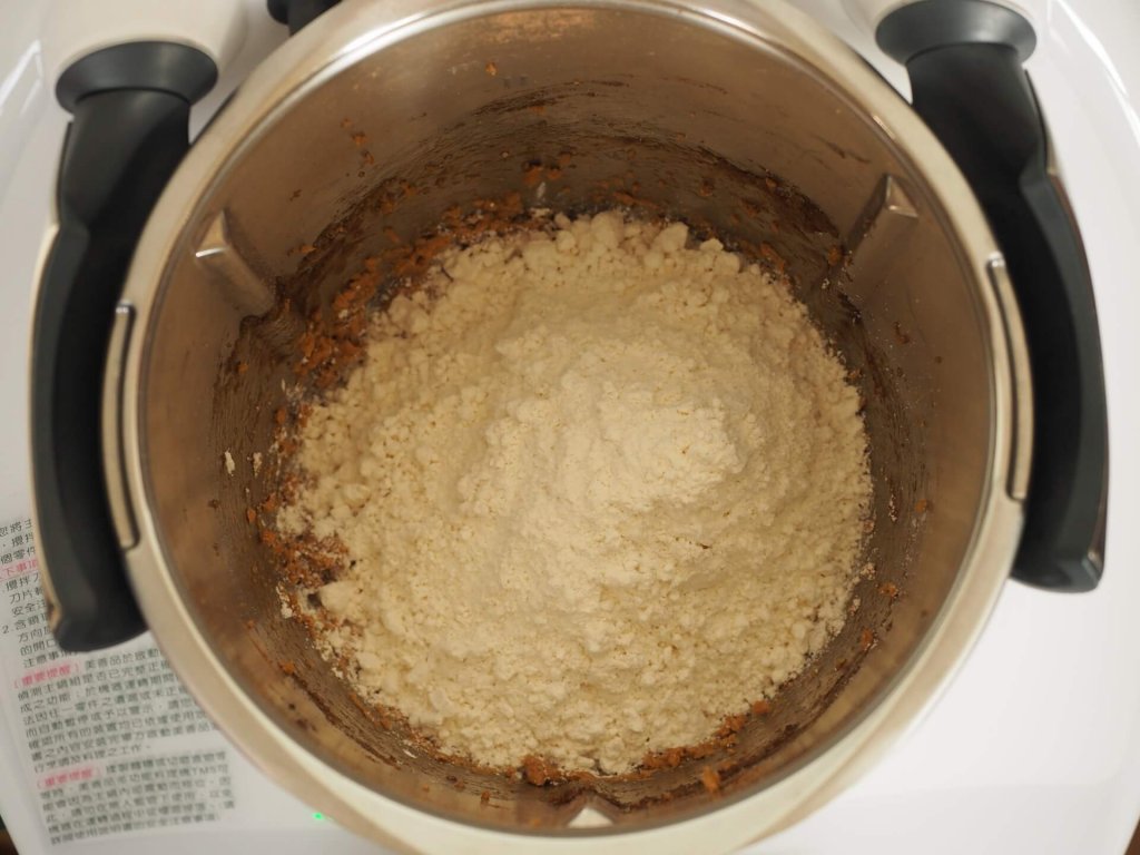 加入低筋麵粉、小蘇打、泡打粉、鹽