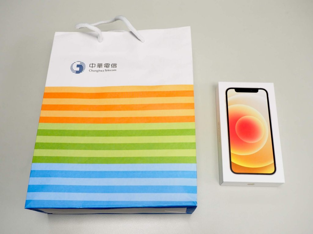 中華電信提袋與 iPhone 12 mini 外盒