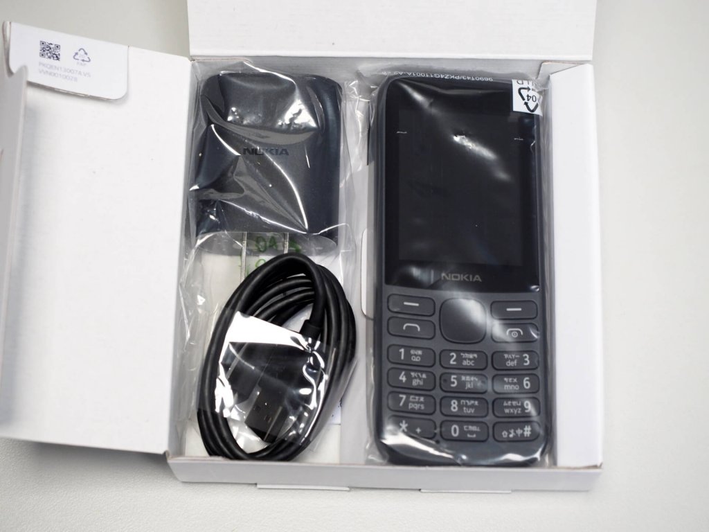 Nokia 215 4G 手機與配件